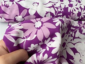Polyester voile - flotte blomster i lilla toner